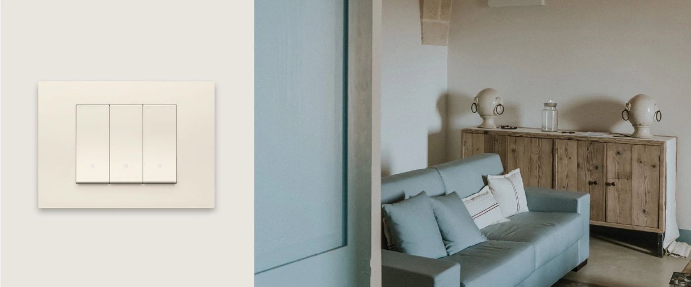 Vimar Linea w kolorze Canvas i aranżacja wnętrza z niebieską sofą